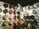 Tiendas de accesorios para autos - Interior de una boutique automotriz con diversos modelos de rines y piezas de carro
