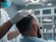 Clínicas injerto de cabello CDMX - Médico tricólogo evaluando a un hombre con alopecia para determinar cuánto cuesta un injerto de cabello CDMX