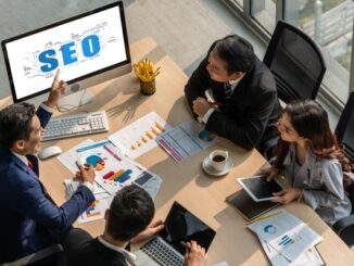 Agencias SEO - Equipo de una agencia SEO CDMX analizando estrategias para mejorar el posicionamiento web de un cliente