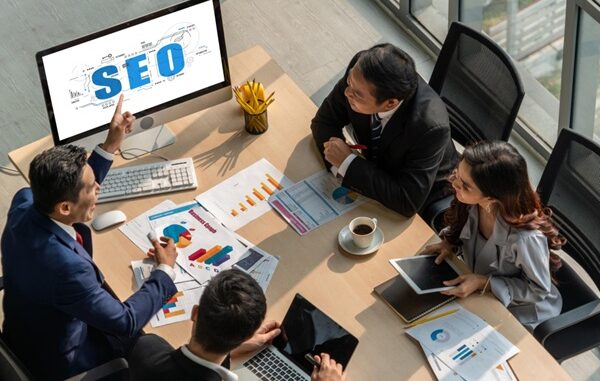 Agencias SEO - Equipo de una agencia SEO CDMX analizando estrategias para mejorar el posicionamiento web de un cliente