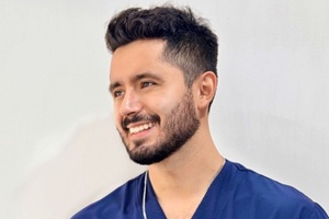 Mejores cirujanos capilares CDMX - Dr. Javier Henestrosa