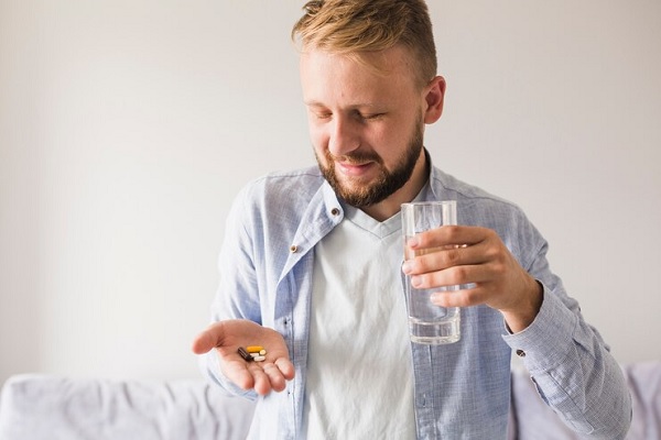 Hombre tomando tratamiento para ralentizar su alopecia