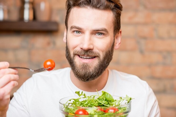 Hombre joven comiendo sano