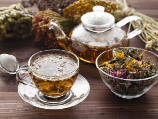 Infusiones - Taza de té con diversas hierbas que poseen propiedades curativas muy usadas en CDMX