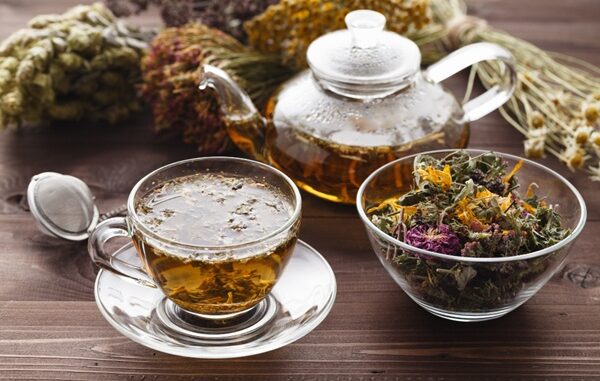Infusiones - Taza de té con diversas hierbas que poseen propiedades curativas muy usadas en CDMX