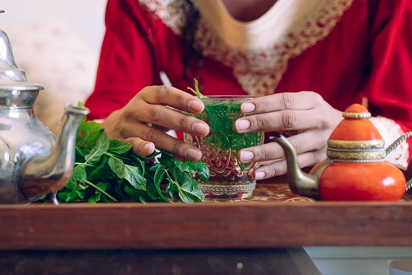 Infusiones - Mujer tomando una infusión de yerba santa para aliviar problemas bronquiales y asma