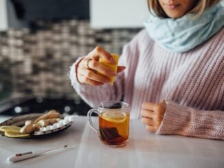 Remedios caseros para curar la gripe - Mujer preparando bebidas para curar la gripe con productos naturales en CDMX