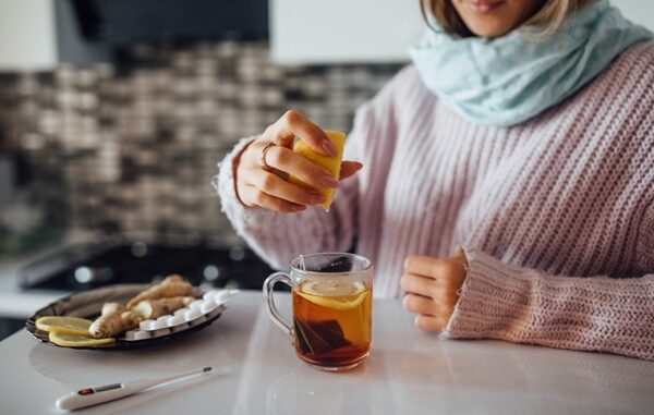 Remedios caseros para curar la gripe - Mujer preparando bebidas para curar la gripe con productos naturales en CDMX