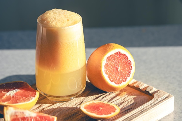 Jugo antigripal de naranja, guayaba y piña de las mejores bebidas para curar la gripe en CDMX