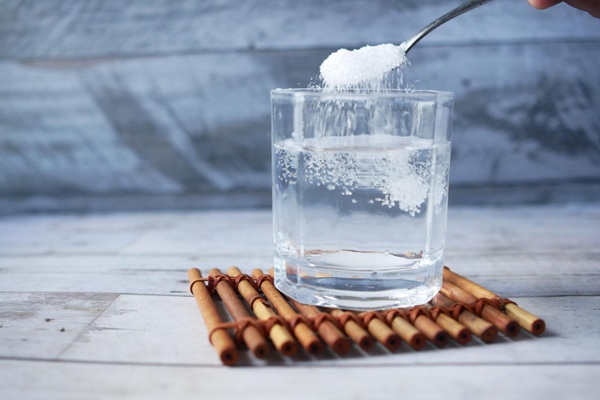 Remedios caseros para curar la gripe - Vaso de agua tibia con sal que ayuda calmar los síntomas de gripe en la garganta