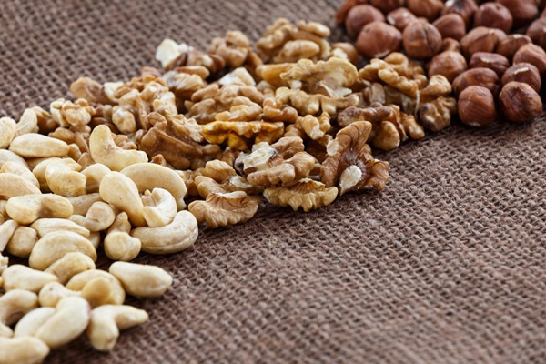 Diversos tipos de nueces que ayudan a fortalecer el cabello débil y quebradizo