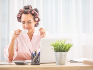 Blogs de cuidado capilar - Mujer relajada usando una computadora para leer noticias digitales sobre el cuidado del cabello en México