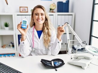 Centros de diabetes - Doctora sosteniendo un aparato para medir la glucosa alta en la consulta del paciente diabético en México