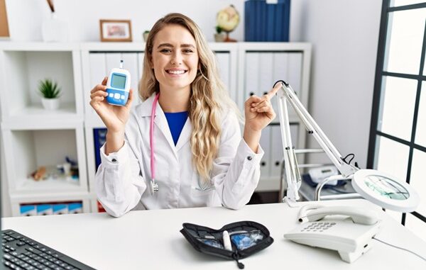 Centros de diabetes - Doctora sosteniendo un aparato para medir la glucosa alta en la consulta del paciente diabético en México