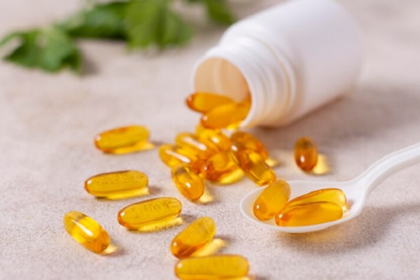 Frasco de suplementos nutricionales para fortalecer el pelo