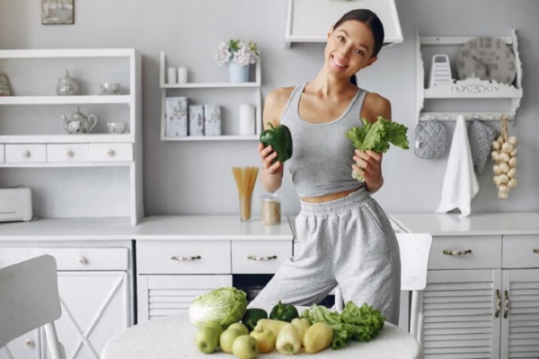 Mujer mostrando alimentos saludables