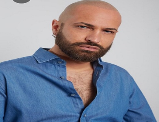 Hombre con calvicie, mostrando su estilo