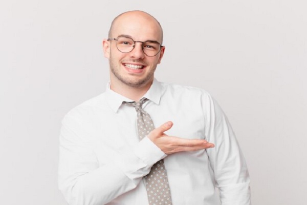 Dejar de ser calvo- hombre con alopecia sonriendo y mostrando con su mano
