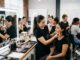 Academias de maquillaje - Maquillista de una academia de maquillaje profesional en México enseñando cómo maquillarse paso a paso