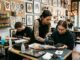 Cursos de tatuaje - Tatuadora realizando un curso de tatuaje para principiantes en México