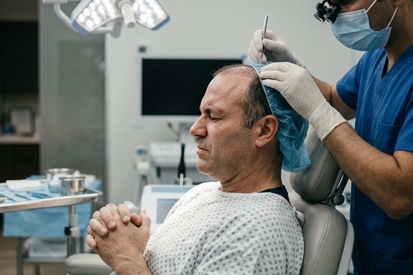 Trasplante de cabello - Médico tricólogo realizando un injerto de cabello CDMX a un hombre con alopecia androgénica