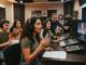 Escuelas de doblaje - Estudiantes realizando prácticas de locución en una escuela de doblaje en México