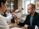 Técnicas de injerto capilar - Tricóloga evaluando a un hombre con alopecia androgénica para un injerto de cabello CDMX