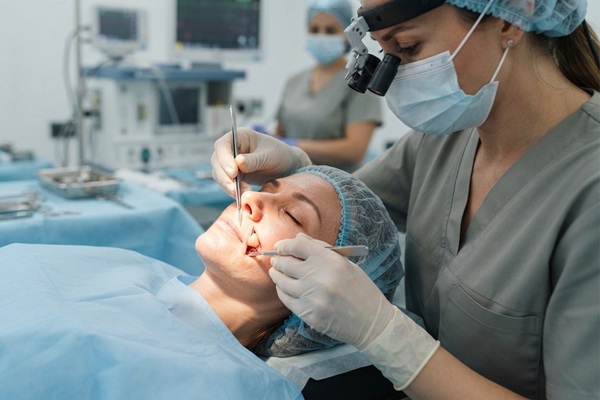 Cirujana estética realizando un tratamiento de bichectomía a una mujer